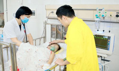  Bệnh nhi Ngô Thị Thu T tiếp tục được theo dõi, điều trị tại Khoa Cấp cứu, Hồi sức tích cực và Chống độc. 